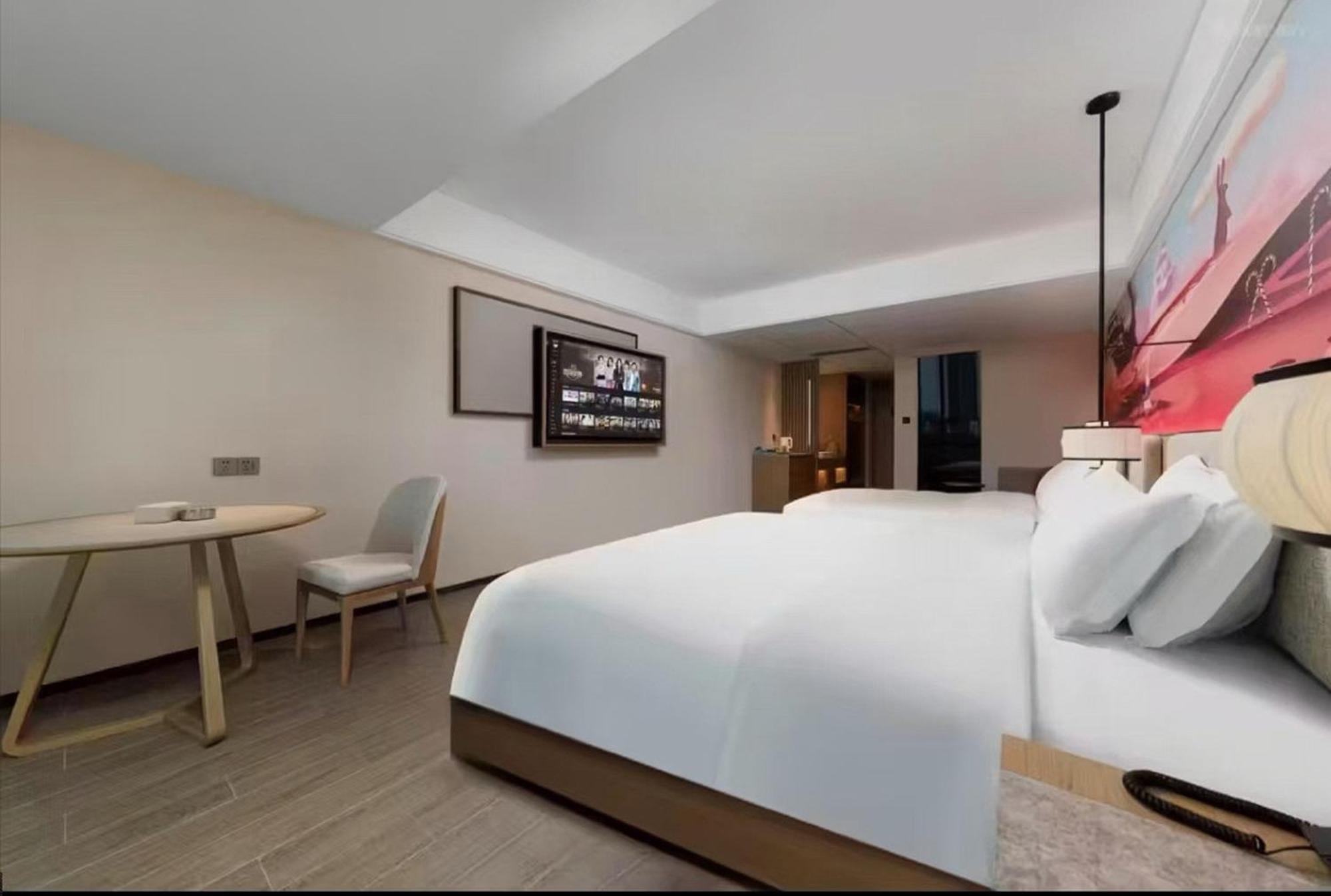 Mehood Lestie International Hotel Nancun Wanbo Metro Station Branch - Free Shuttle Bus To Canton Fair Complex During Canton Fair Period & Free Breakfast & Free Afternoon Tea & Free Midnight Snack & Free Vpn Internet Access Eksteriør bilde