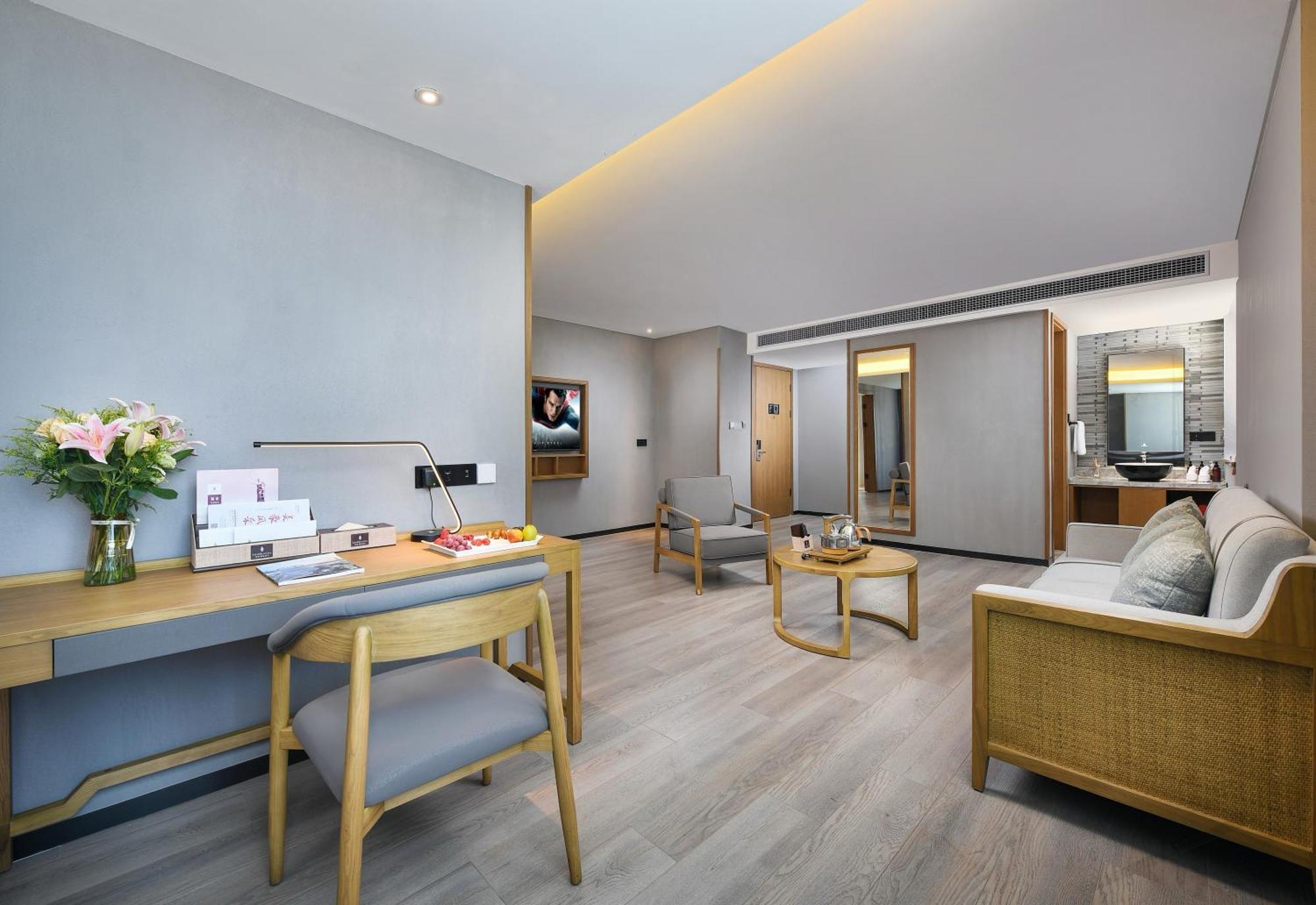Mehood Lestie International Hotel Nancun Wanbo Metro Station Branch - Free Shuttle Bus To Canton Fair Complex During Canton Fair Period & Free Breakfast & Free Afternoon Tea & Free Midnight Snack & Free Vpn Internet Access Eksteriør bilde