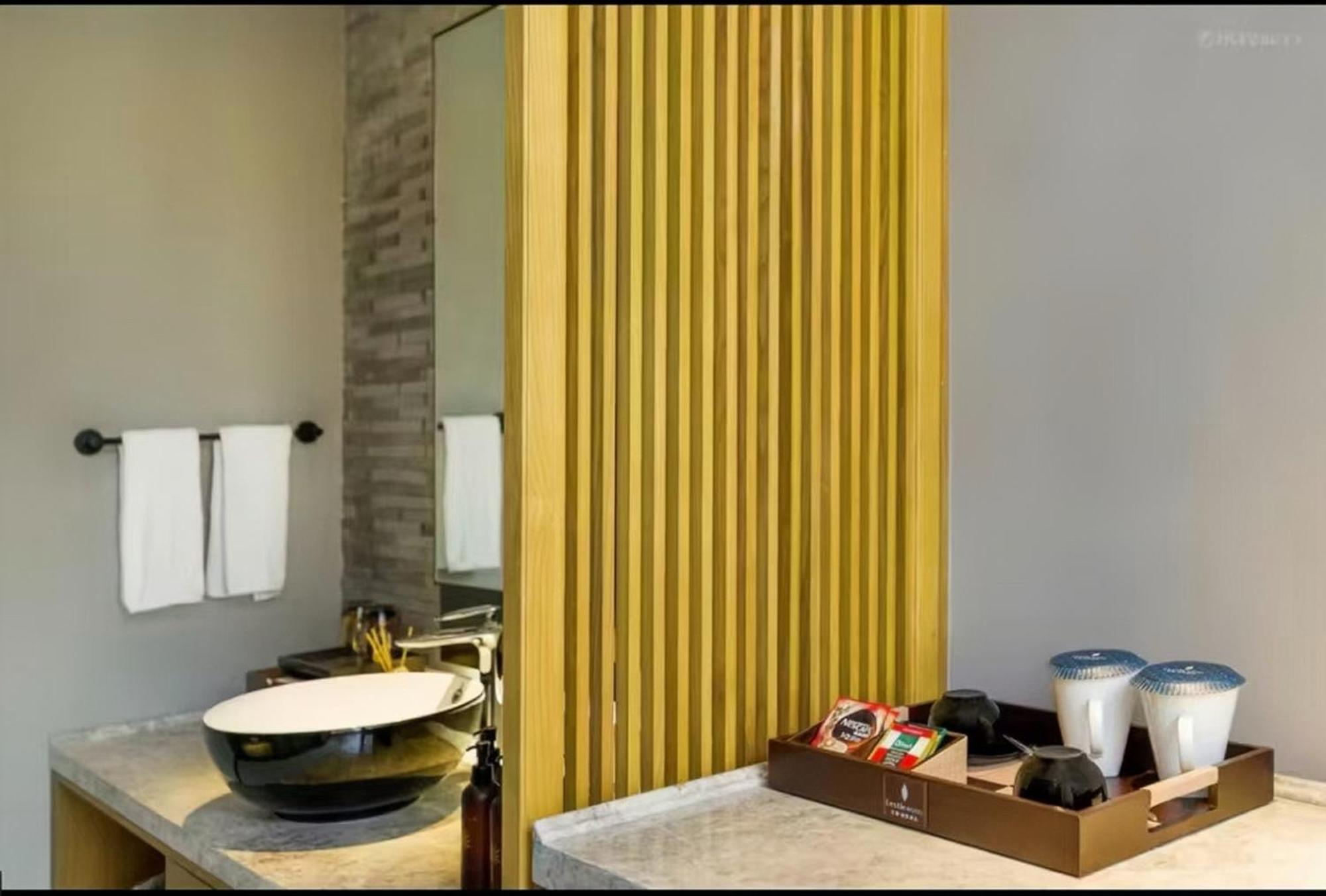 Mehood Lestie International Hotel Nancun Wanbo Metro Station Branch - Free Shuttle Bus To Canton Fair Complex During Canton Fair Period & Free Breakfast & Free Afternoon Tea & Free Midnight Snack & Free Vpn Internet Access Eksteriør bilde