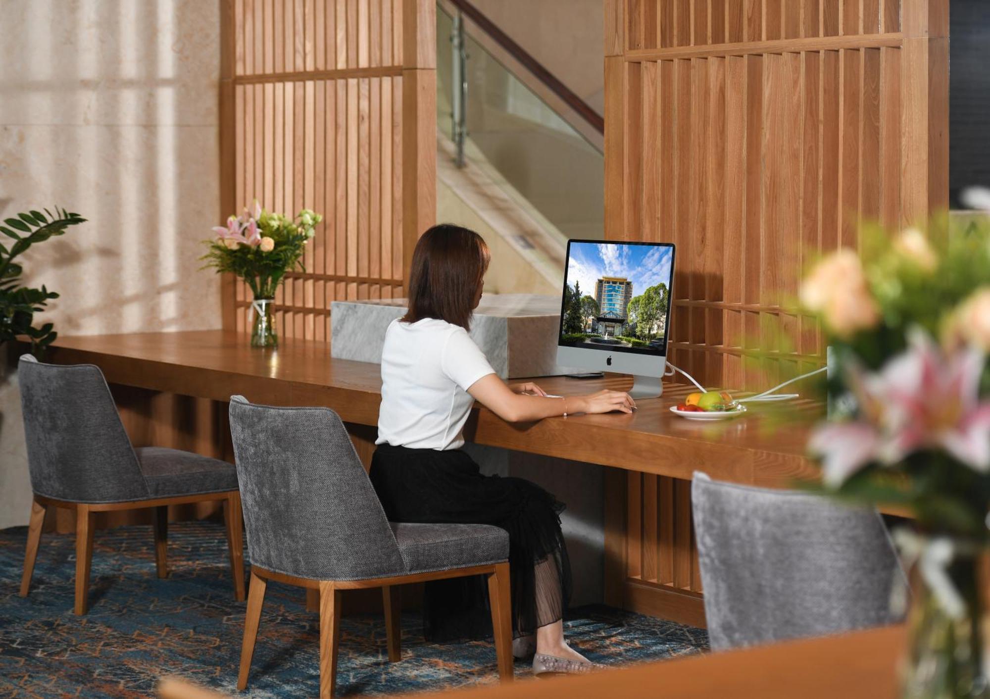 Mehood Lestie International Hotel Nancun Wanbo Metro Station Branch - Free Shuttle Bus To Canton Fair Complex During Canton Fair Period & Free Breakfast & Free Afternoon Tea & Free Midnight Snack & Free Vpn Internet Access Eksteriør bilde